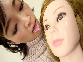 マネキンをベロでしゃぶりつくす美女　サンプル画像08